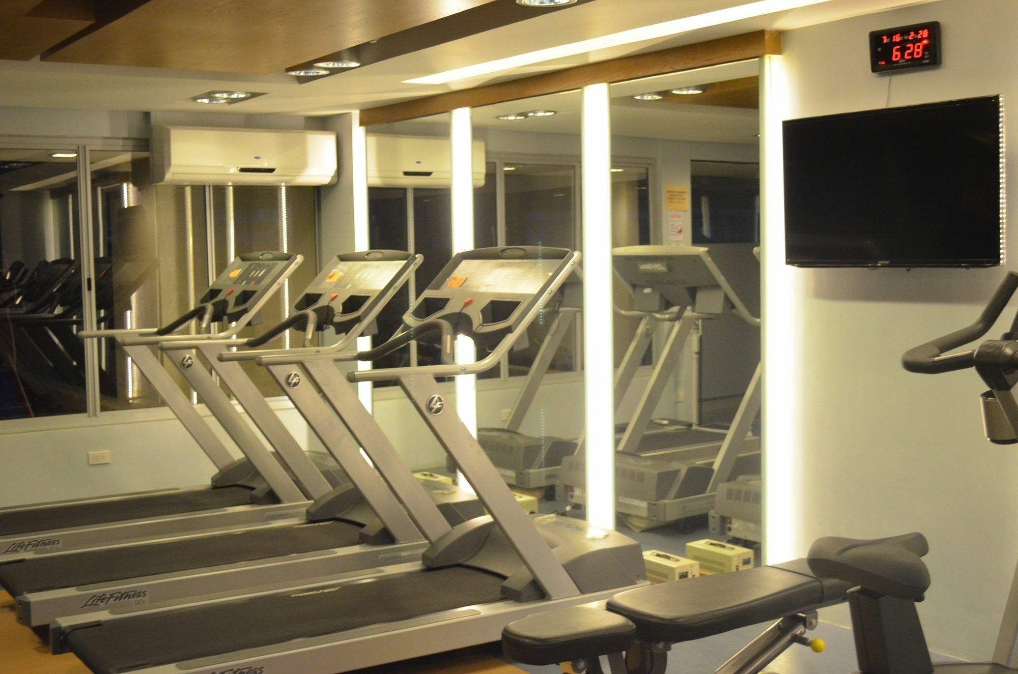 Greenbelt Madison Apartments Makati City Buitenkant foto